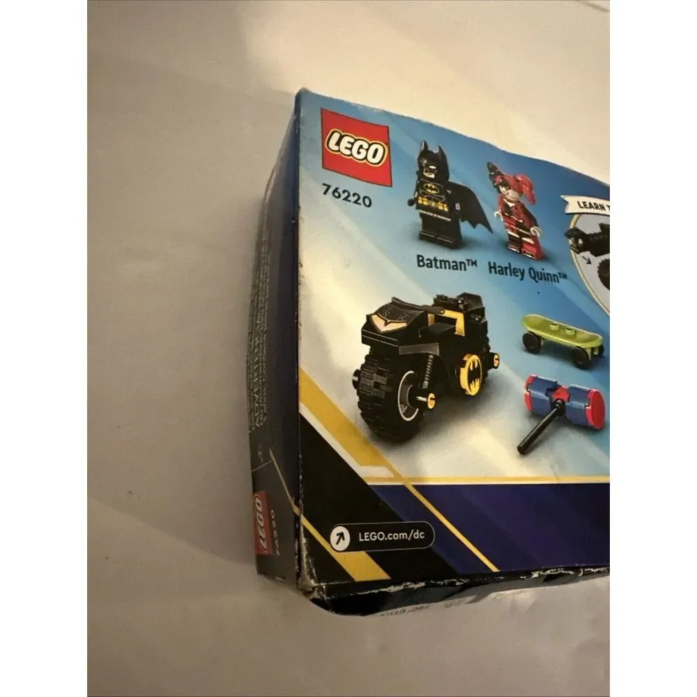 LEGO SUPER HEROES BATMAN VERSUS HARLEY QUINN SET NUMBER (76220) NEW WITH DAMAGE!